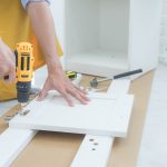 Problem ze sprzętem AGD w gospodarstwie domowym – co zrobić, gdy lodówka przestaje działać, a pralka wylewa wodę?